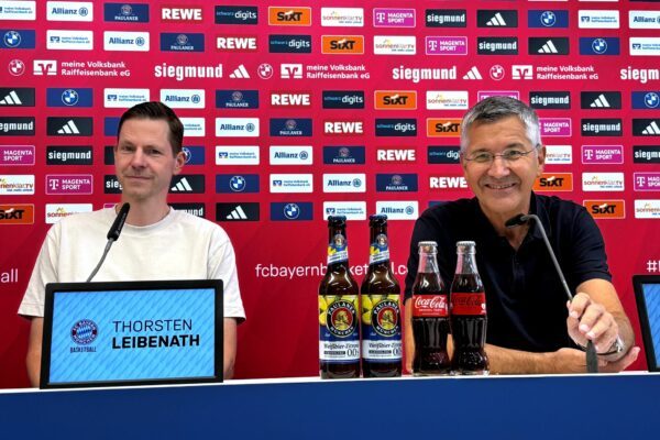 Bayern-Präsident Herbert Hainer (r) sieht einen besonderen Wert des FC Bayern für die NBA Europe.