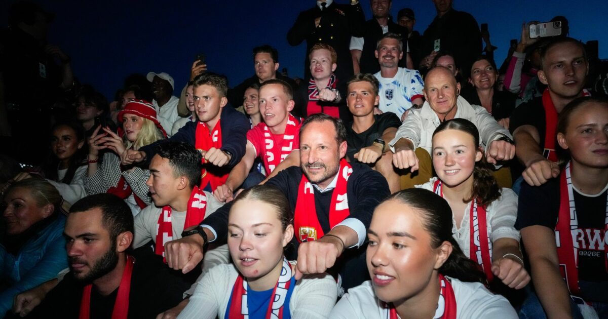 Norwegens Kronprinz im WM-Fieber: Haakon «rudert» mit seinen Landsleuten vor dem Schloss in Oslo.