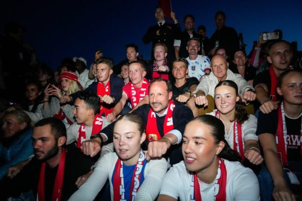 Norwegens Kronprinz im WM-Fieber: Haakon «rudert» mit seinen Landsleuten vor dem Schloss in Oslo.