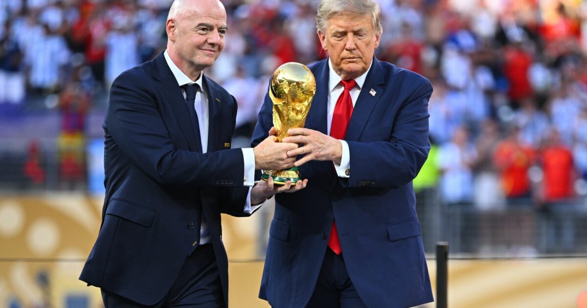 Donald Trump (r) und Gianni Infantino bringen den WM-Pokal.