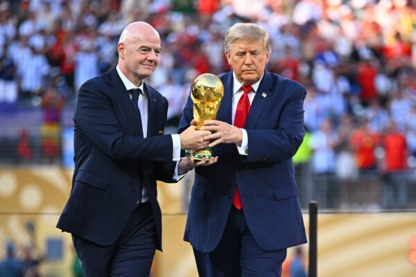 Donald Trump (r) und Gianni Infantino bringen den WM-Pokal.