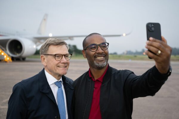 Ex-Nationalspieler Cacau begleitet Außenminister Johann Wadephul (CDU) als Sportbotschafter auf dessen Reise durch Südamerika.