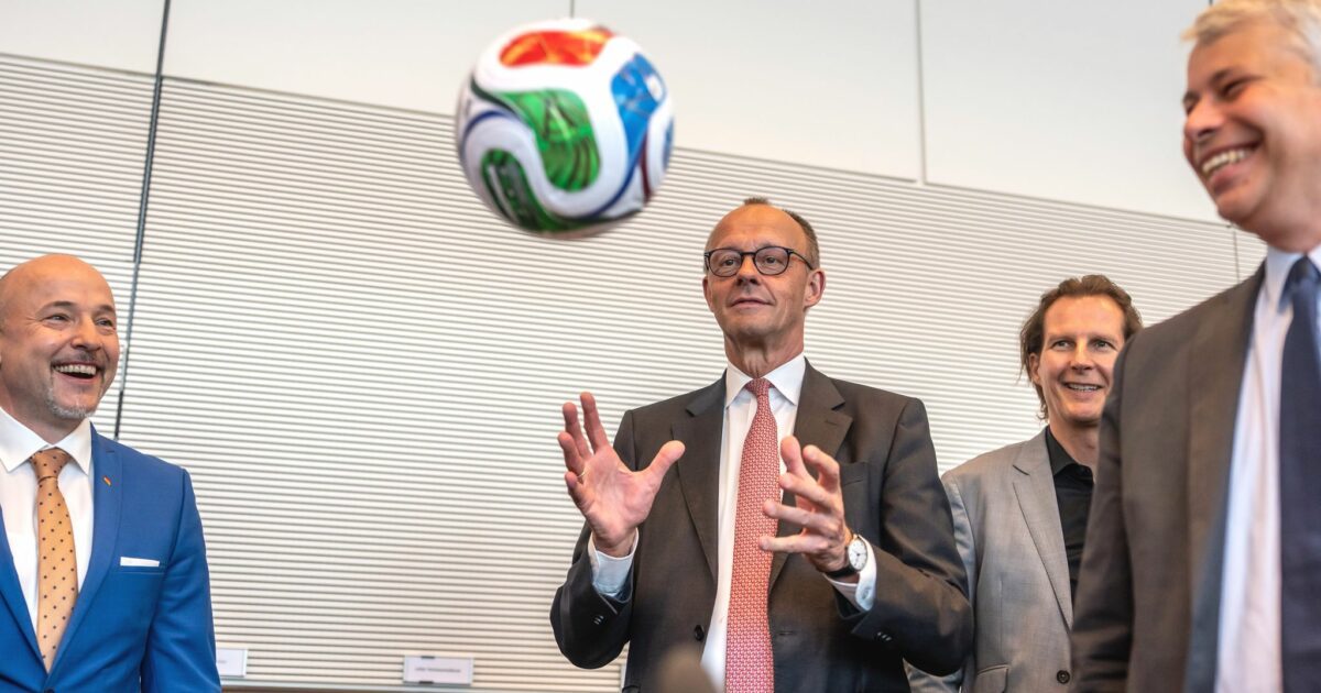 Fußball-Fan Friedrich Merz. (Archivbild)