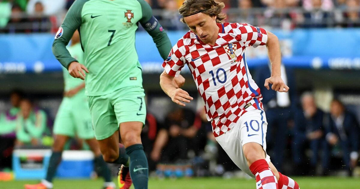 Schon Gegner bei der EM 2016: Portugals Cristiano Ronaldo und Kroatiens Luka Modric (r).