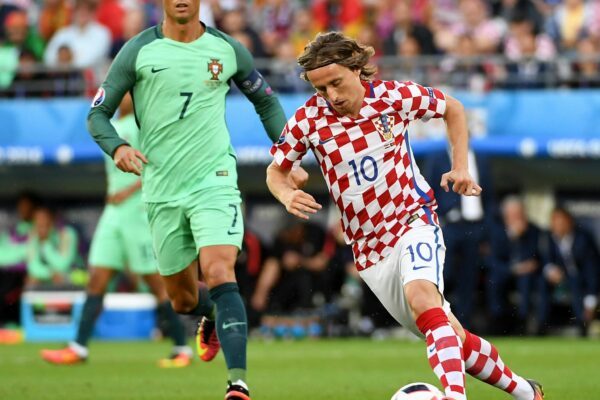 Schon Gegner bei der EM 2016: Portugals Cristiano Ronaldo und Kroatiens Luka Modric (r).