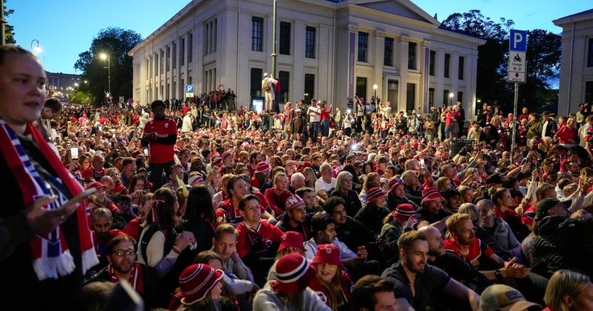 Norwegische Fußballfans in der Hauptstadt Oslo