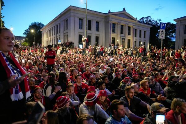 Norwegische Fußballfans in der Hauptstadt Oslo