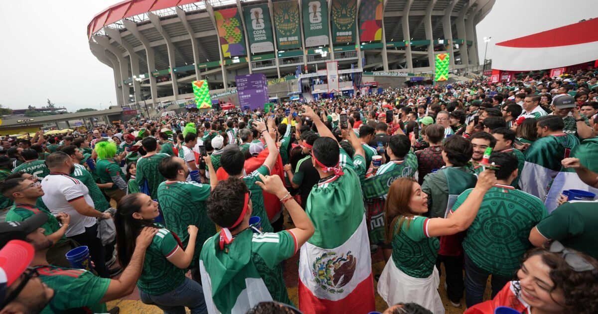 Mexikanische Fans vor dem Aztekenstadion.