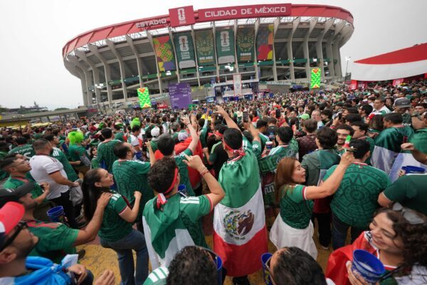 Mexikanische Fans vor dem Aztekenstadion.