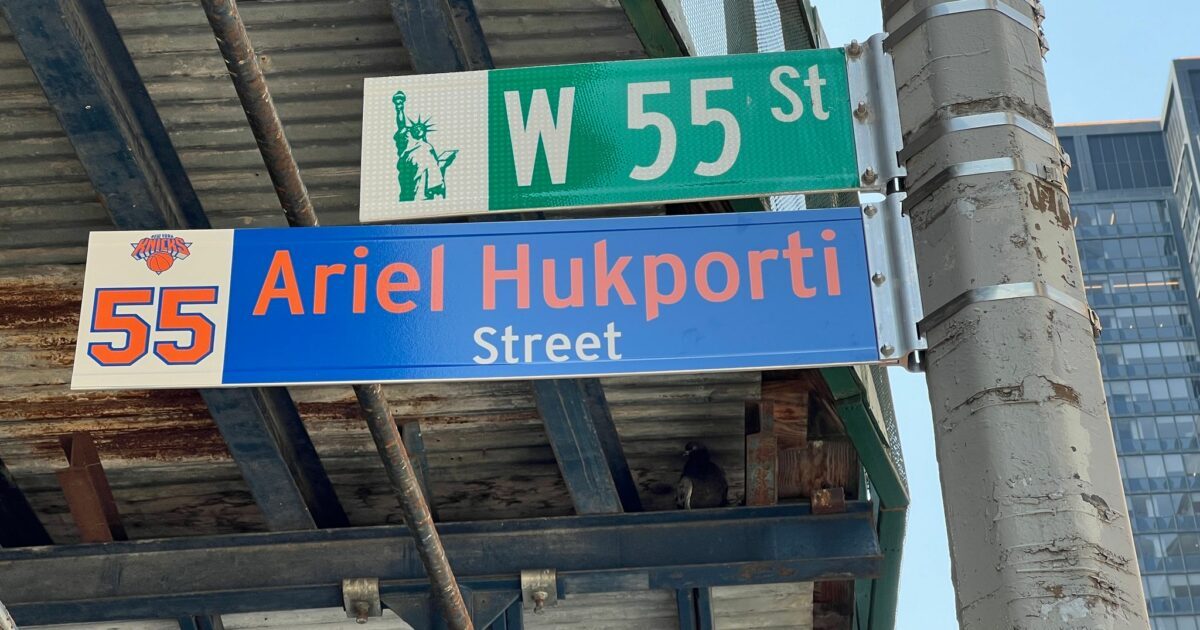 Ein Straßenschild in New York für Hukporti nach dem NBA-Titel.