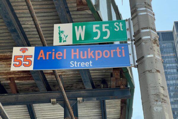 Ein Straßenschild in New York für Hukporti nach dem NBA-Titel.