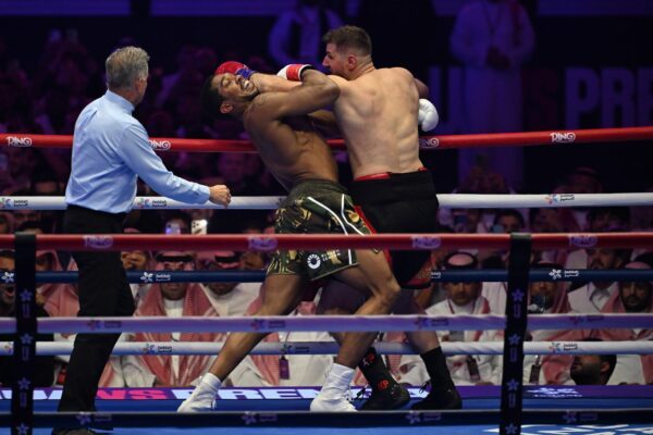 Anthony Joshua musste bei seinem Comeback-Kampf eine dramatische erste Runde überstehen.