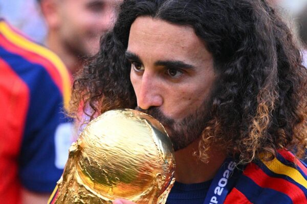 Ein Küsschen für den WM-Pokal: Marc Cucurella.