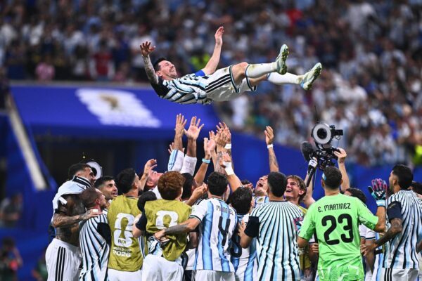 Lione Messi wird gefeiert. (Archivbild)
