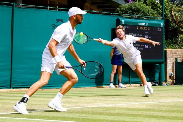 Kevin Krawietz (r) und Tim Pütz stehen im Wimbledon-Viertelfinale.