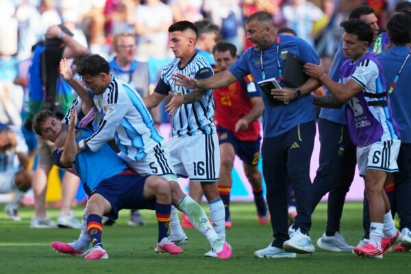 Gavi (l) und Leandro Paredes (2.v.l.) sollen beim Weltverband FIFA Stellung zu den Vorfällen nach dem WM-Finale nehmen. (Archivbild)