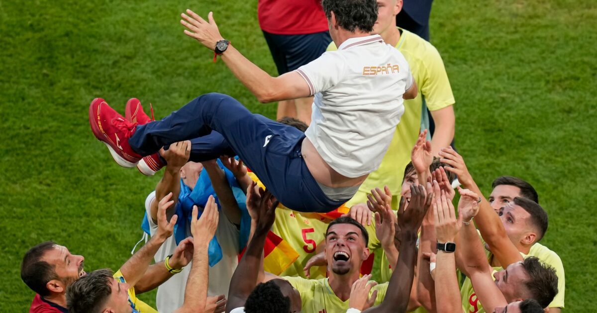 Spanische Spieler werfen ihren damaligen Cheftrainer Santi Denia nach dem Sieg bei den Olympischen Spielen 2024 in Paris in die Luft. (Archivbild)