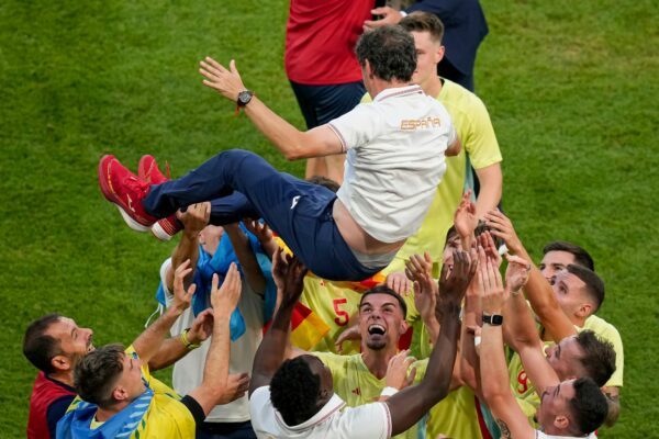 Spanische Spieler werfen ihren damaligen Cheftrainer Santi Denia nach dem Sieg bei den Olympischen Spielen 2024 in Paris in die Luft. (Archivbild)