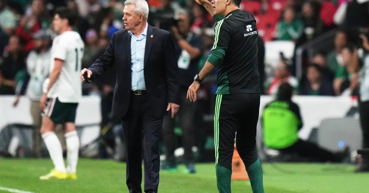 Zwei Jahre lang wurde Rafael Márquez (r) von dem scheidenden Chefcoach Javier Aguirre (l) auf größere Aufgaben vorbereitet. (Archivbild)