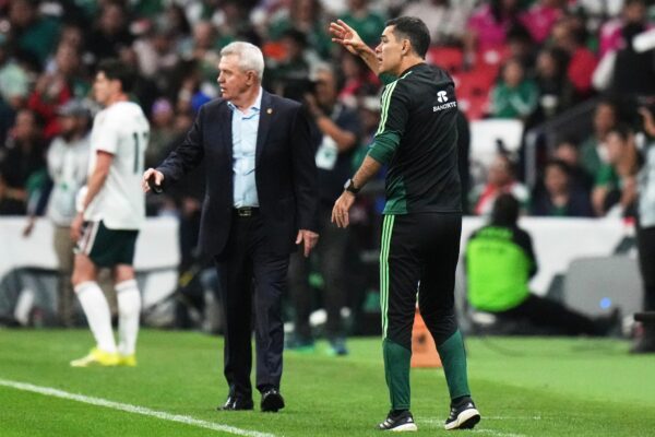 Zwei Jahre lang wurde Rafael Márquez (r) von dem scheidenden Chefcoach Javier Aguirre (l) auf größere Aufgaben vorbereitet. (Archivbild)