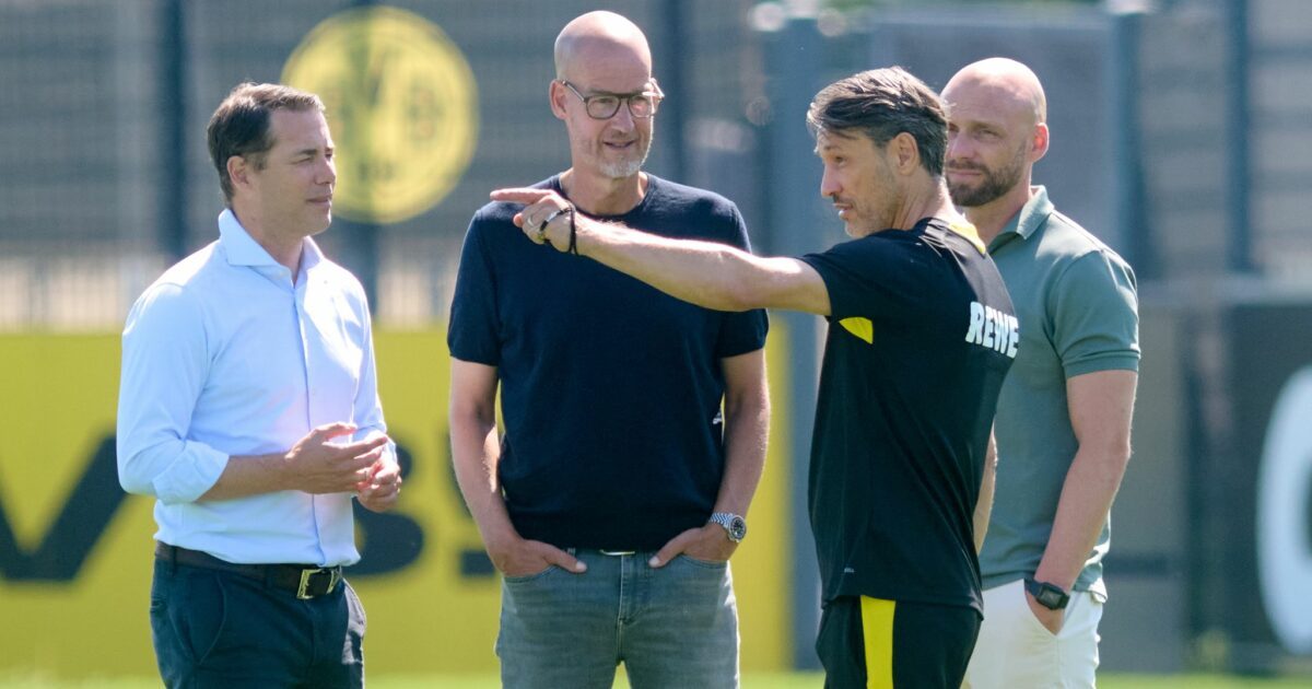 Dortmunds Sportchef Lars Ricken (l) spricht zum Trainingsauftakt des BVB mit den anderen Verantwortlichen.