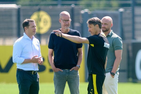 Dortmunds Sportchef Lars Ricken (l) spricht zum Trainingsauftakt des BVB mit den anderen Verantwortlichen.