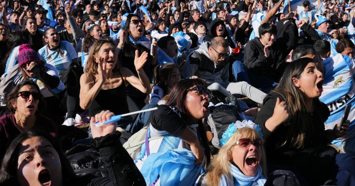In Argentinien nimmt die WM-Begeisterung wieder Fahrt auf. In Buenos Aires waren Tausende zum Public Viewing gekommen.