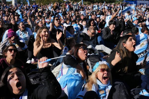In Argentinien nimmt die WM-Begeisterung wieder Fahrt auf. In Buenos Aires waren Tausende zum Public Viewing gekommen.