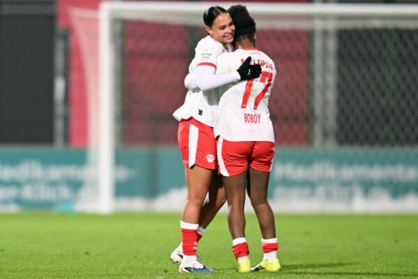 Lisa Baum (l) wechselt von Leipzig zu Arsenal. (Archivbild)