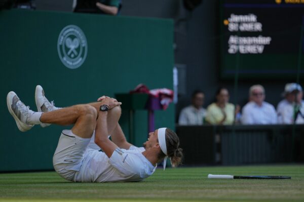 Alexander Zverev stürzte im Finale gegen Jannik Sinner.