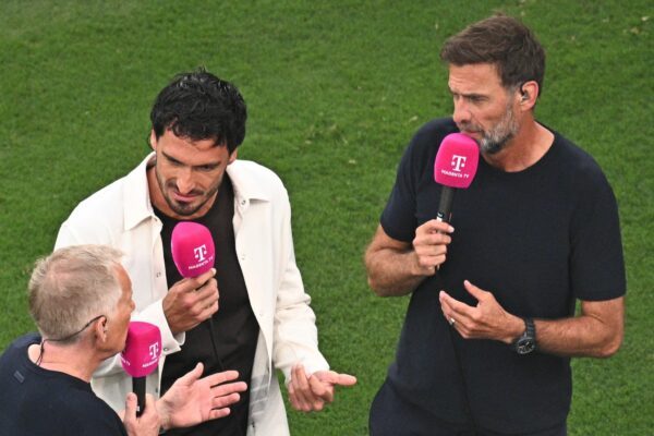 Mats Hummels (M) äußert als TV-Experte eine klare Meinung zu Julian Nagelsmann. (Archivbild)