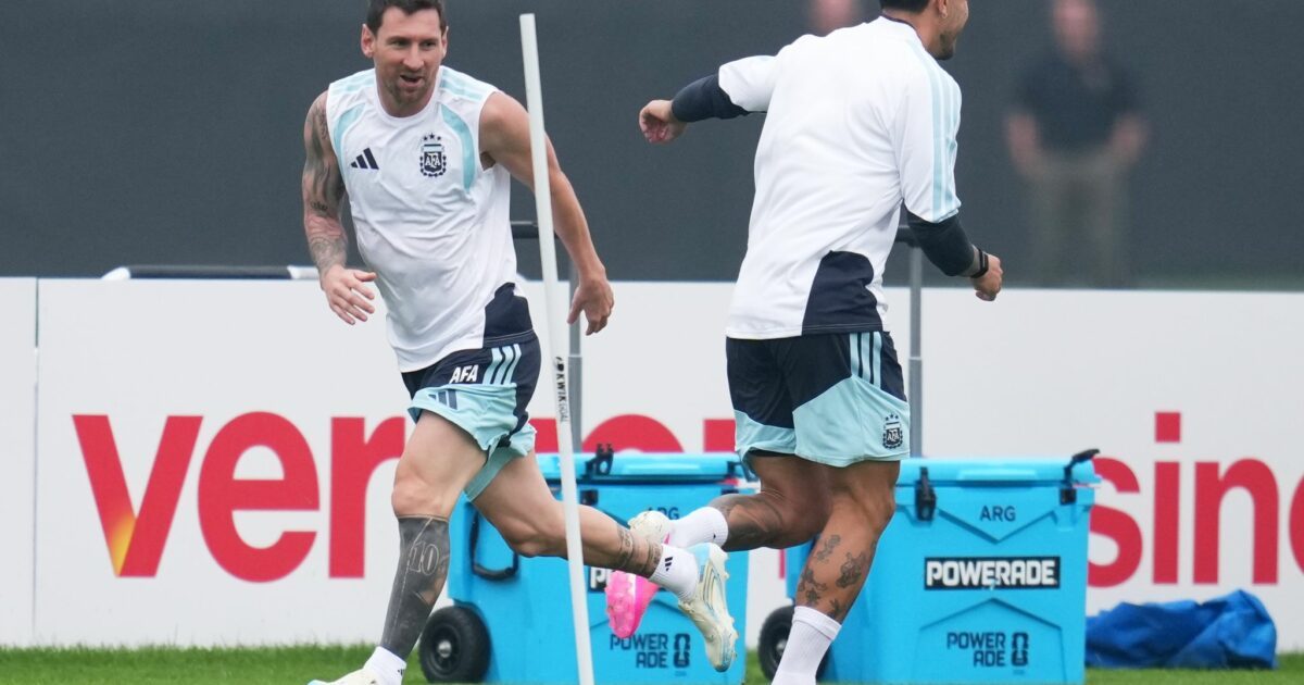 Lionel Messi konnte das Abschlusstraining mit seinen Kollegen absolvieren - Spanien sagte die letzte Einheit wegen des Gewitters ab.