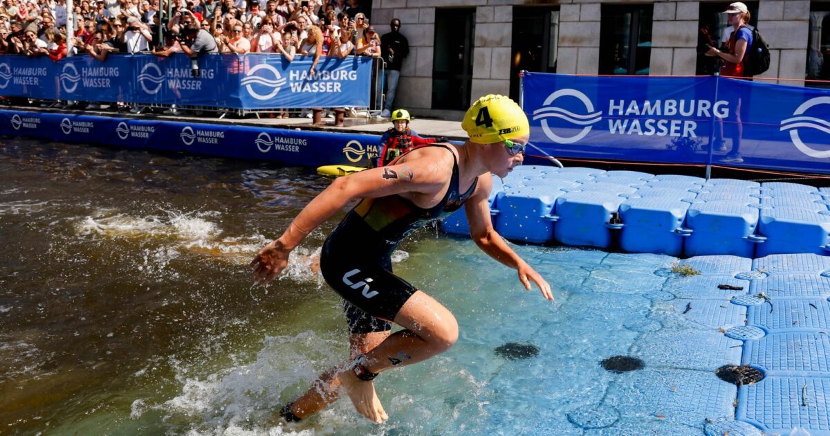 Lisa Tertsch (Deutschland) steigt aus dem Wasser.