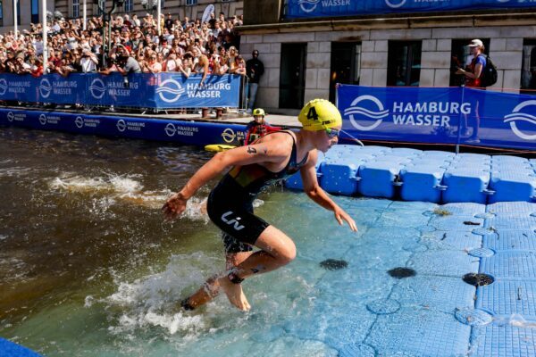 Lisa Tertsch (Deutschland) steigt aus dem Wasser.