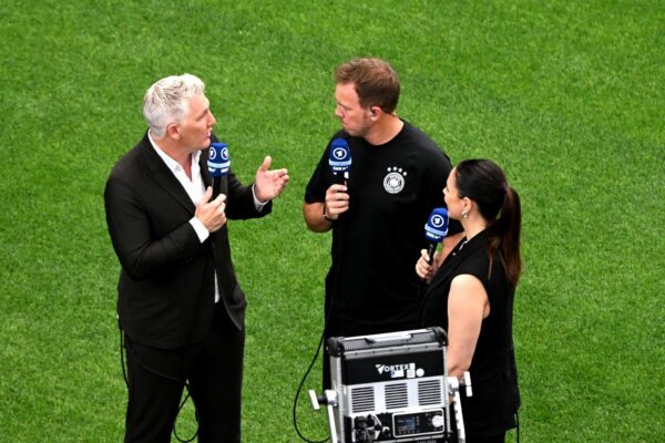 Bastian Schweinsteiger (l) erklärt seine Expertensicht. (Archivbild)