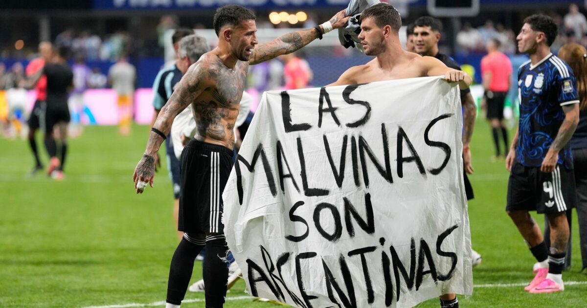 Die britische Regierung erwartet vom Weltfußballverband Fifa eine Untersuchung zum Zeigen des politischen Banners.
