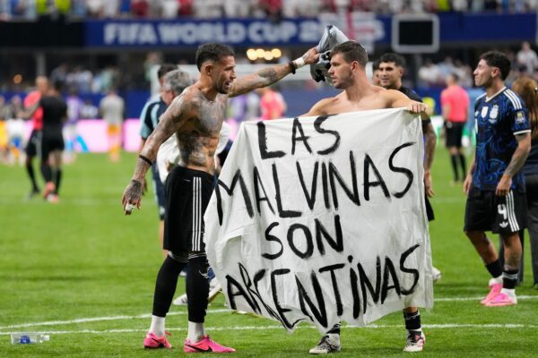 Die britische Regierung erwartet vom Weltfußballverband Fifa eine Untersuchung zum Zeigen des politischen Banners.