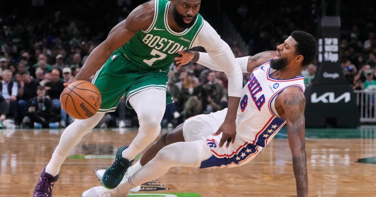Jaylen Brown (links) und Paul George tauschen in der kommenden Saison die Trikots.