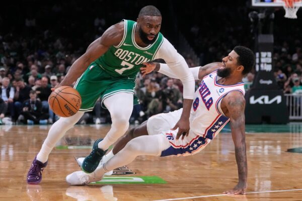 Jaylen Brown (links) und Paul George tauschen in der kommenden Saison die Trikots.