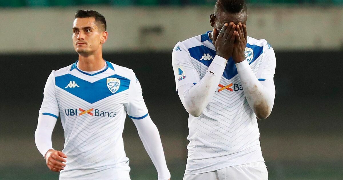 Auch Mario Balotelli (r) spielte einmal für Brescia Calcio. (Archivbild)