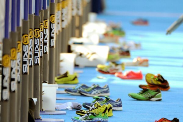 In einer Wechselzone beim Triathlon kann es schon mal hektisch zugehen. (Archivbild)
