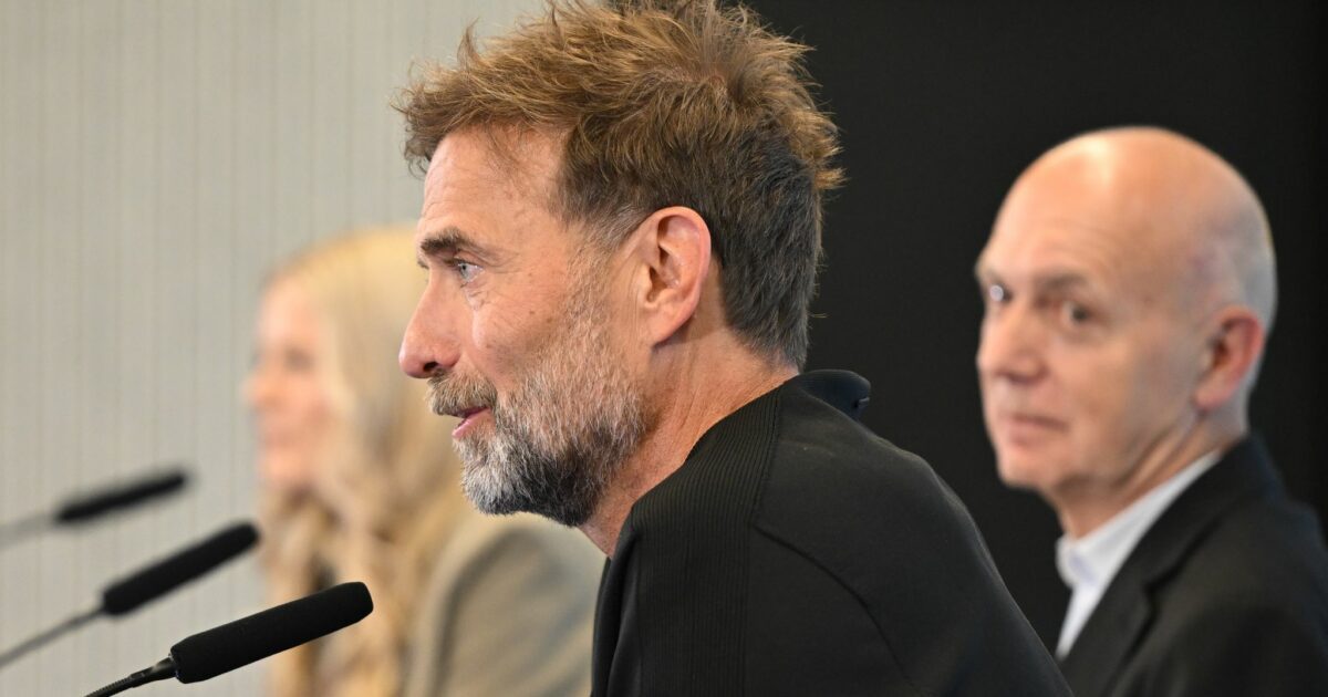 Jürgen Klopp (Mitte) bei seiner Vorstellung als neuer Bundestrainer.