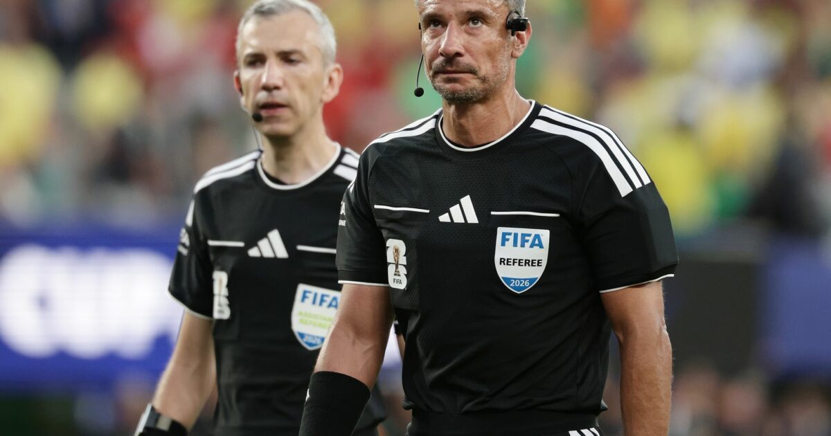 Slavko Vincic (r.) darf das WM-Finale leiten. (Archivbild)