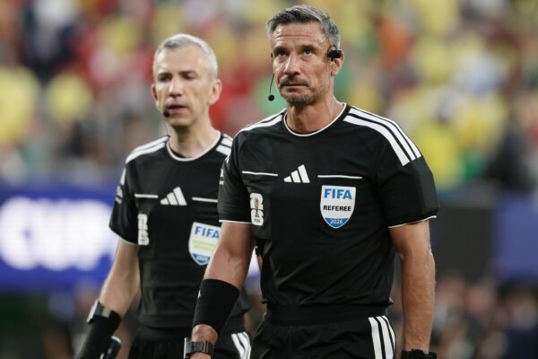 Slavko Vincic (r.) darf das WM-Finale leiten. (Archivbild)
