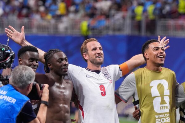 Das englische Team um Kapitän Harry Kane feiert nach Siegen bei der WM mit den Fans zum Oasis-Song «Wonderwall». (Archivbild)