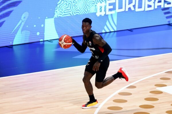Dennis Schröder spielt auch in diesem Sommer für die Nationalmannschaft. (Archivbild)