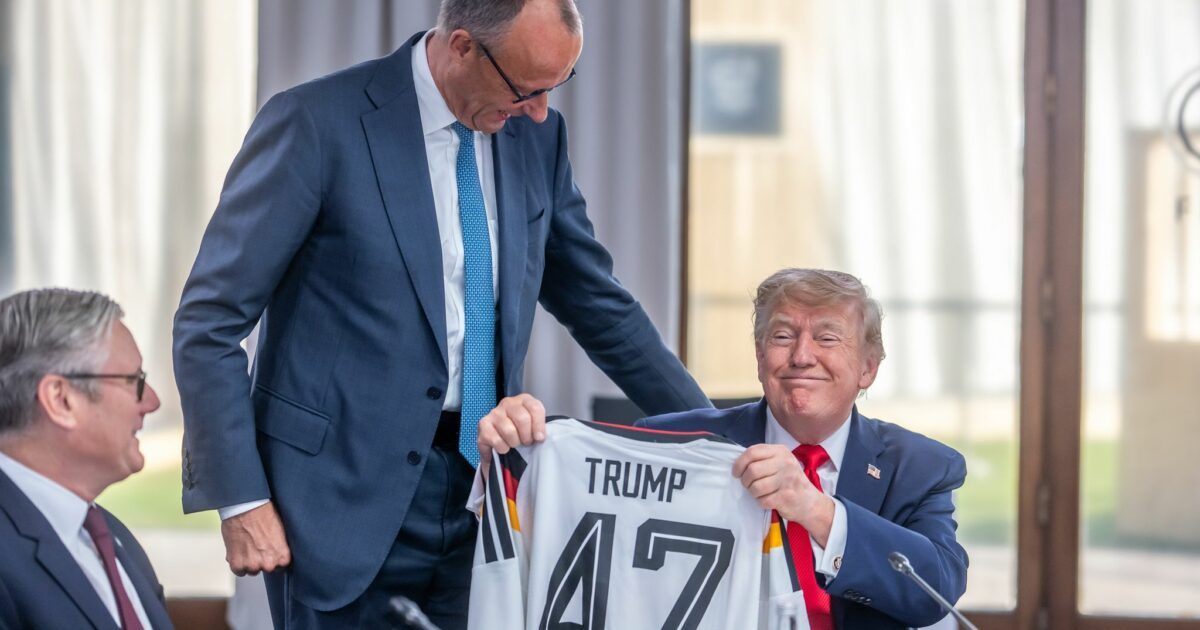 Auch für die Trikotübergabe an Trump musste Merz Kritik einstecken.