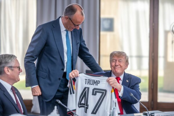 Auch für die Trikotübergabe an Trump musste Merz Kritik einstecken.