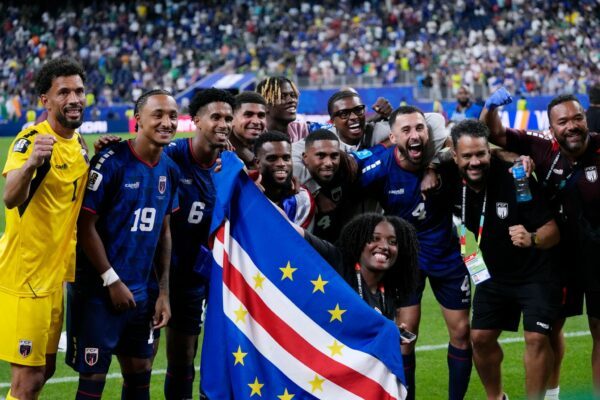 Das Überraschungsteam der WM: Die Spieler von Kap Verde nach der Partie gegen Saudi-Arabien. (Archivbild)