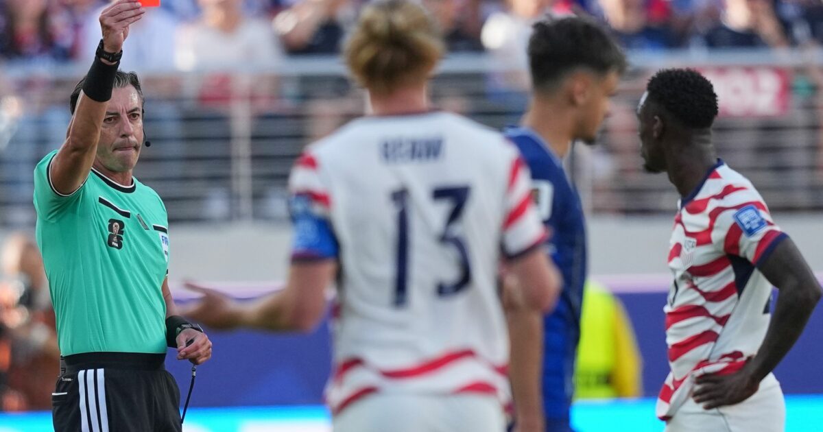 Schiedsrichter Raphael Claus aus Brasilien zeigt Folarin Balogun im WM-Spiel gegen Bosnien-Herzegowina die Rote Karte. Die Sperre für den US-Stürmer wurde später zurückgenommen.